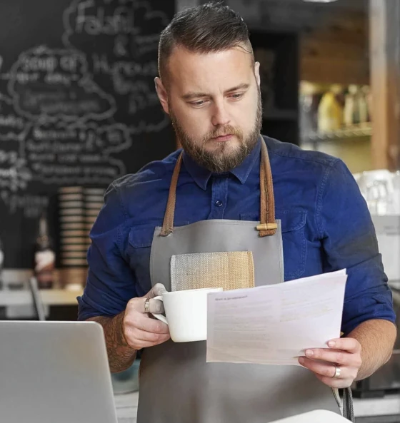Emprendedor trabajando en su negocio con un computador